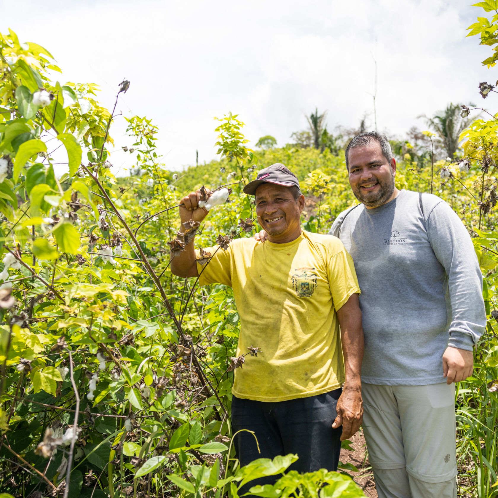 A regenerative organic cotton farmer and Andr&eacute;s Rivero of Algod&oacute;n Org&aacute;nico Peru.