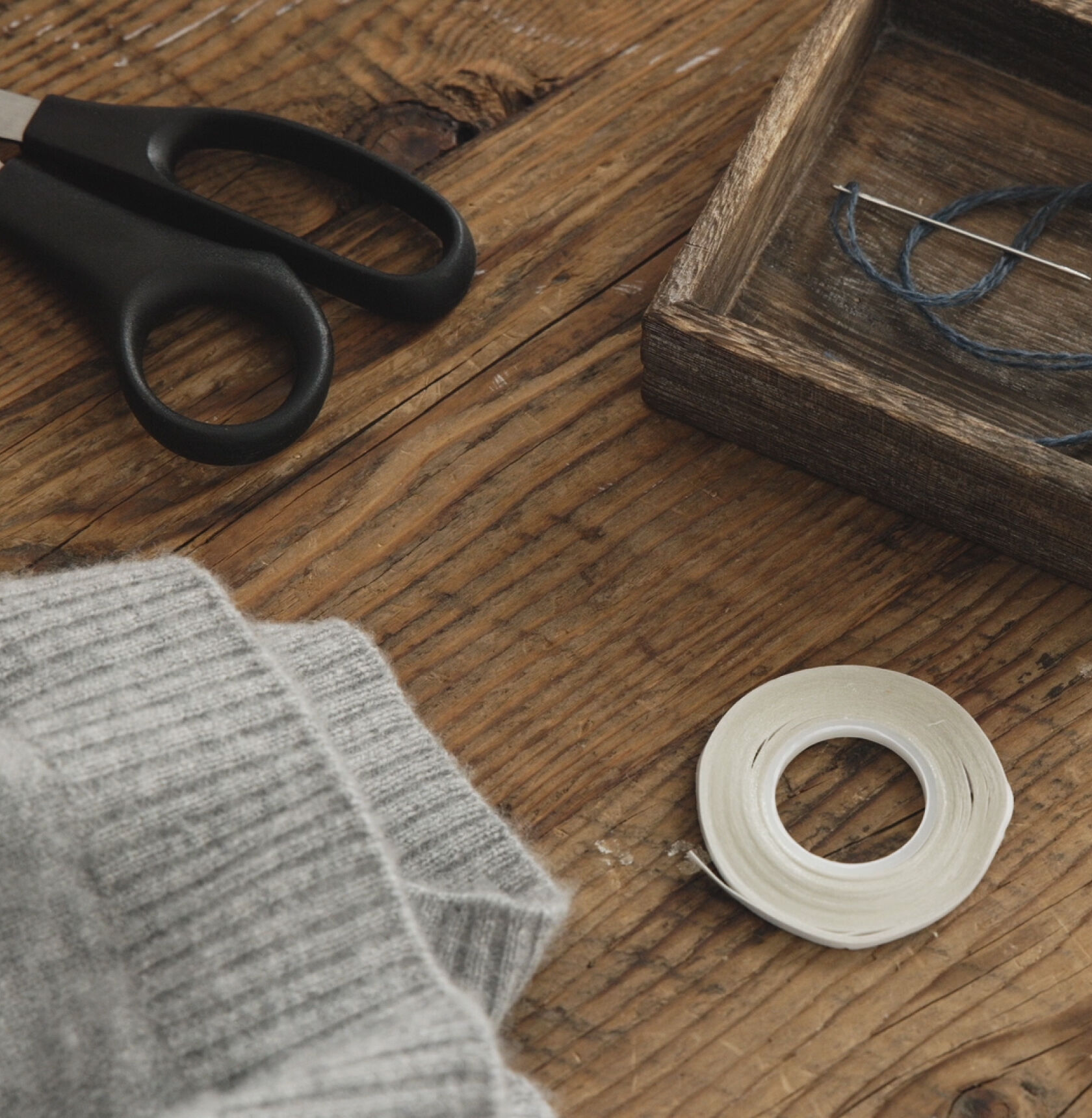 Thread, fabric tape, needle, and thread. 