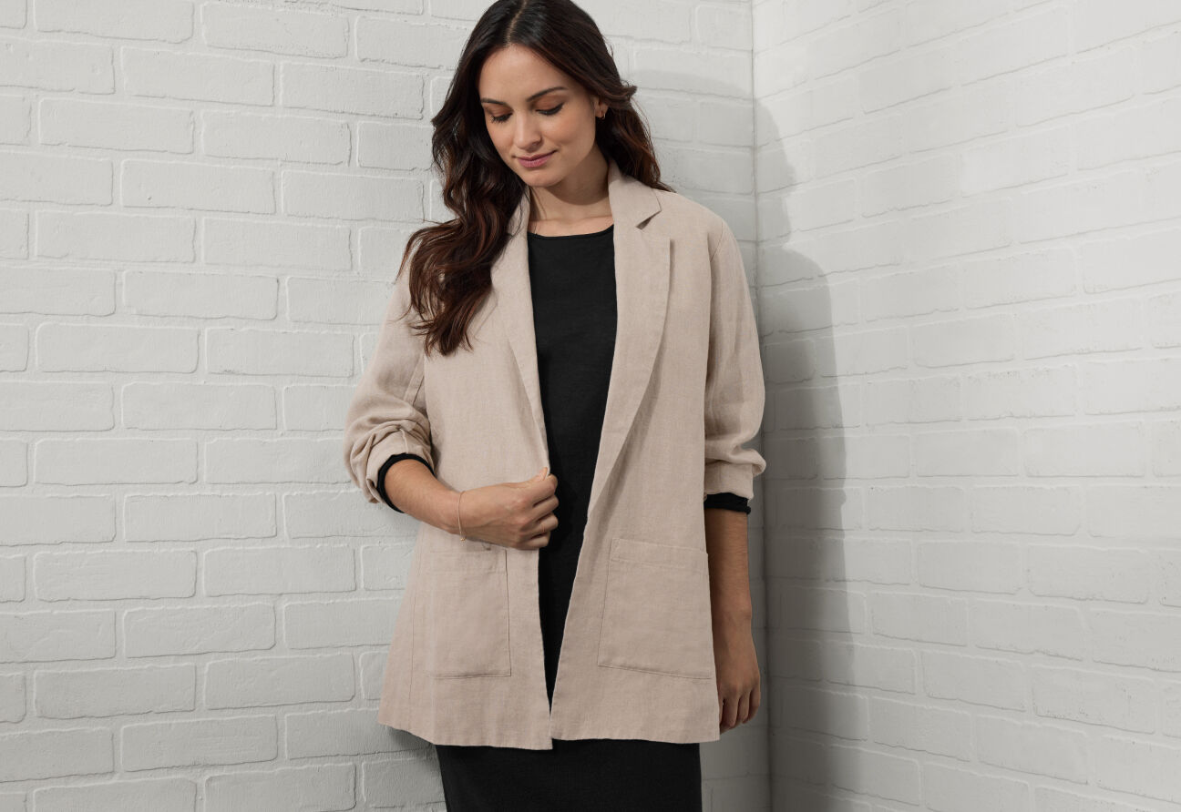 Petite woman wearing linen blazer. 