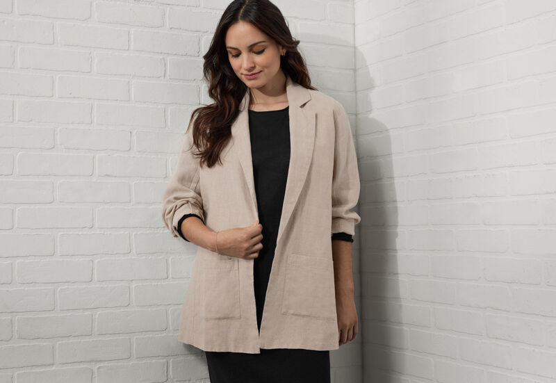 Petite woman wearing linen blazer.